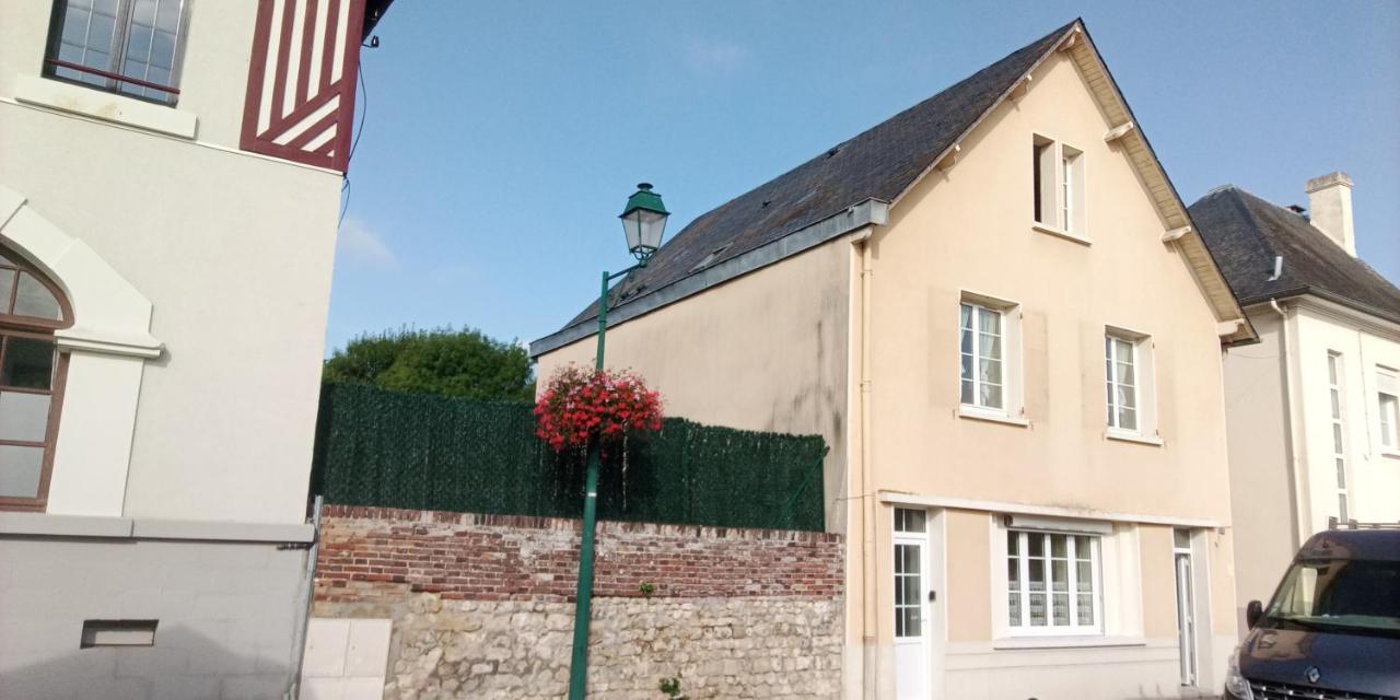 Le Plain Pied Sur Place Le Mêle-sur-Sarthe Exteriér fotografie