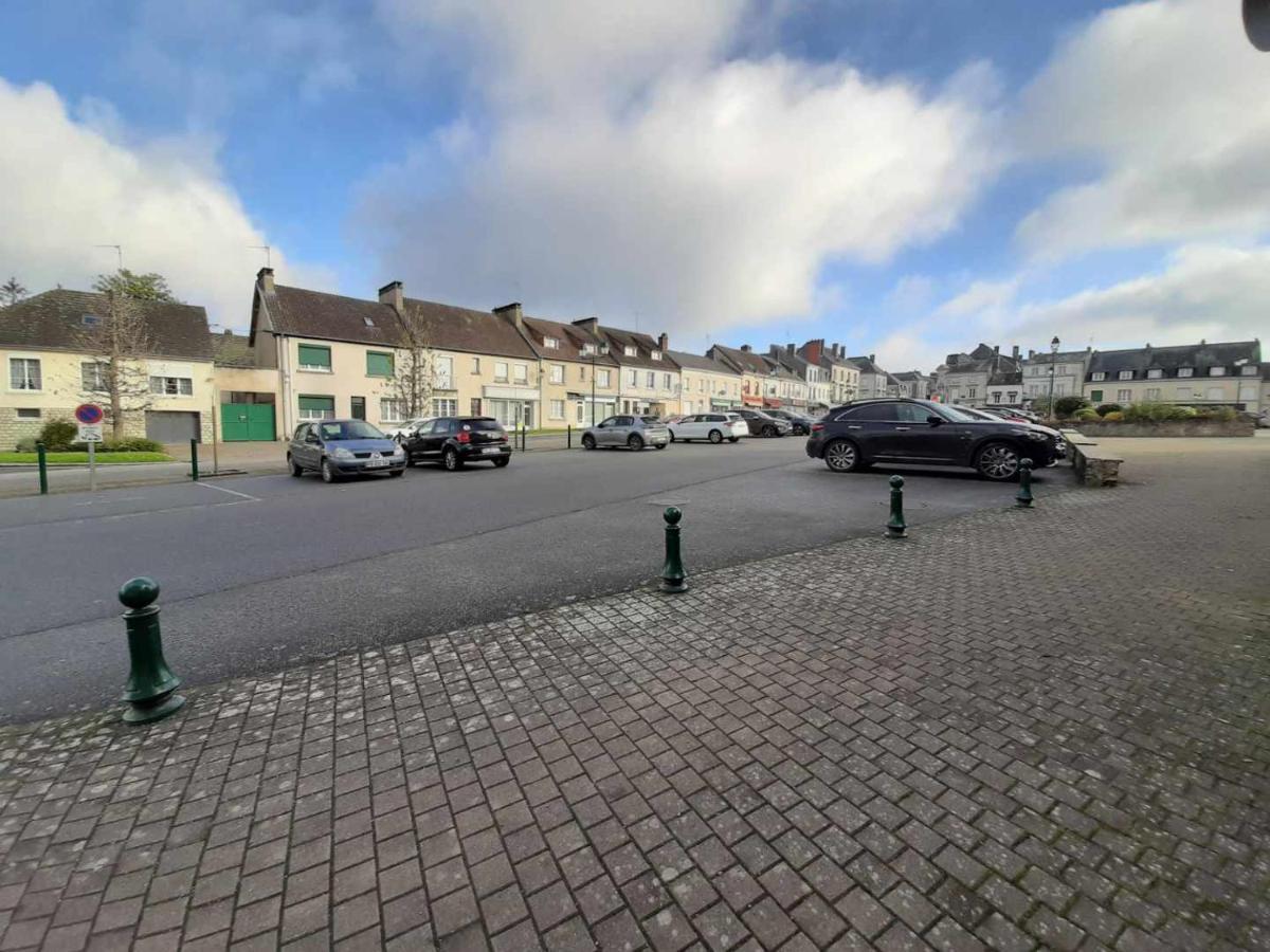 Le Plain Pied Sur Place Le Mêle-sur-Sarthe Exteriér fotografie